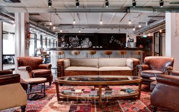 Cozy, furnished lounge area with leather chairs and sofas at an office space rental in Rödingsmarkt 9, Hamburg Old Town.